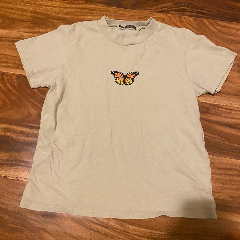 Adorable butterfly brandy melville shirt!💚